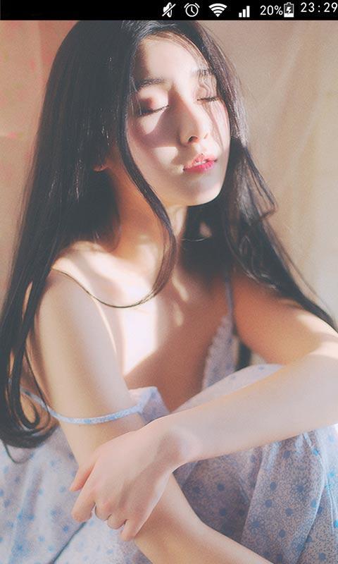 Adorable Girl Live Locker